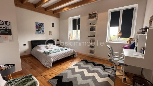 Découvrez ce mas en pierre des années 1900, un véritable bijou de 550 m² dont 350 ont été rénové est niché dans un écrin de verdure de 6900 m².
Située dans un cadre calme et paisible, cette propriété allie charme et robustesse. Les murs en pierre, témoins d’un savoir-faire traditionnel, vous garantissent une solidité exceptionnelle et une isolation naturelle, idéale pour préserver la fraîcheur en été et la chaleur en hiver.

Ce mas offre un potentiel incroyable pour divers projets.

Que vous souhaitiez en faire une maison familiale spacieuse, un gîte accueillant ou même un espace de travail créatif, les possibilités sont infinies. Avec son vaste terrain, vous pourrez envisager des aménagements extérieurs tels qu’une piscine, des jardins paysagers ou des espaces de loisirs.