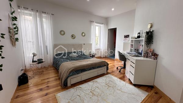 Découvrez ce mas en pierre des années 1900, un véritable bijou de 550 m² dont 350 ont été rénové est niché dans un écrin de verdure de 6900 m².
Située dans un cadre calme et paisible, cette propriété allie charme et robustesse. Les murs en pierre, témoins d’un savoir-faire traditionnel, vous garantissent une solidité exceptionnelle et une isolation naturelle, idéale pour préserver la fraîcheur en été et la chaleur en hiver.

Ce mas offre un potentiel incroyable pour divers projets.

Que vous souhaitiez en faire une maison familiale spacieuse, un gîte accueillant ou même un espace de travail créatif, les possibilités sont infinies. Avec son vaste terrain, vous pourrez envisager des aménagements extérieurs tels qu’une piscine, des jardins paysagers ou des espaces de loisirs.