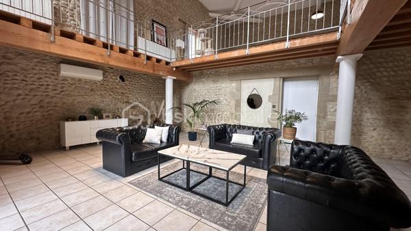 Découvrez ce mas en pierre des années 1900, un véritable bijou de 550 m² dont 350 ont été rénové est niché dans un écrin de verdure de 6900 m².
Située dans un cadre calme et paisible, cette propriété allie charme et robustesse. Les murs en pierre, témoins d’un savoir-faire traditionnel, vous garantissent une solidité exceptionnelle et une isolation naturelle, idéale pour préserver la fraîcheur en été et la chaleur en hiver.

Ce mas offre un potentiel incroyable pour divers projets.

Que vous souhaitiez en faire une maison familiale spacieuse, un gîte accueillant ou même un espace de travail créatif, les possibilités sont infinies. Avec son vaste terrain, vous pourrez envisager des aménagements extérieurs tels qu’une piscine, des jardins paysagers ou des espaces de loisirs.