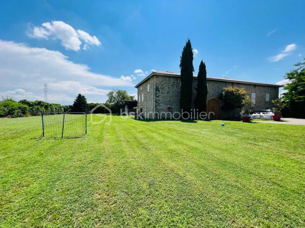 Découvrez ce mas en pierre des années 1900, un véritable bijou de 550 m² dont 350 ont été rénové est niché dans un écrin de verdure de 6900 m².
Située dans un cadre calme et paisible, cette propriété allie charme et robustesse. Les murs en pierre, témoins d’un savoir-faire traditionnel, vous garantissent une solidité exceptionnelle et une isolation naturelle, idéale pour préserver la fraîcheur en été et la chaleur en hiver.

Ce mas offre un potentiel incroyable pour divers projets.

Que vous souhaitiez en faire une maison familiale spacieuse, un gîte accueillant ou même un espace de travail créatif, les possibilités sont infinies. Avec son vaste terrain, vous pourrez envisager des aménagements extérieurs tels qu’une piscine, des jardins paysagers ou des espaces de loisirs.