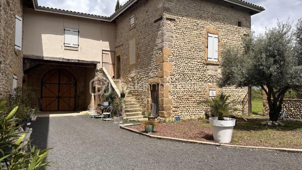 Découvrez ce mas en pierre des années 1900, un véritable bijou de 550 m² dont 350 ont été rénové est niché dans un écrin de verdure de 6900 m².
Située dans un cadre calme et paisible, cette propriété allie charme et robustesse. Les murs en pierre, témoins d’un savoir-faire traditionnel, vous garantissent une solidité exceptionnelle et une isolation naturelle, idéale pour préserver la fraîcheur en été et la chaleur en hiver.

Ce mas offre un potentiel incroyable pour divers projets.

Que vous souhaitiez en faire une maison familiale spacieuse, un gîte accueillant ou même un espace de travail créatif, les possibilités sont infinies. Avec son vaste terrain, vous pourrez envisager des aménagements extérieurs tels qu’une piscine, des jardins paysagers ou des espaces de loisirs.
