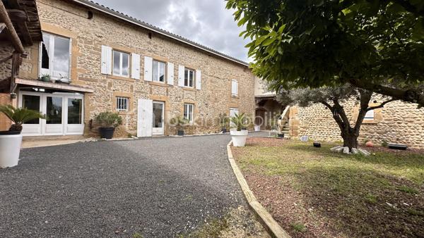 Découvrez ce mas en pierre des années 1900, un véritable bijou de 550 m² dont 350 ont été rénové est niché dans un écrin de verdure de 6900 m².
Située dans un cadre calme et paisible, cette propriété allie charme et robustesse. Les murs en pierre, témoins d’un savoir-faire traditionnel, vous garantissent une solidité exceptionnelle et une isolation naturelle, idéale pour préserver la fraîcheur en été et la chaleur en hiver.

Ce mas offre un potentiel incroyable pour divers projets.

Que vous souhaitiez en faire une maison familiale spacieuse, un gîte accueillant ou même un espace de travail créatif, les possibilités sont infinies. Avec son vaste terrain, vous pourrez envisager des aménagements extérieurs tels qu’une piscine, des jardins paysagers ou des espaces de loisirs.