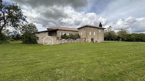 Découvrez ce mas en pierre des années 1900, un véritable bijou de 550 m² dont 350 ont été rénové est niché dans un écrin de verdure de 6900 m².
Située dans un cadre calme et paisible, cette propriété allie charme et robustesse. Les murs en pierre, témoins d’un savoir-faire traditionnel, vous garantissent une solidité exceptionnelle et une isolation naturelle, idéale pour préserver la fraîcheur en été et la chaleur en hiver.

Ce mas offre un potentiel incroyable pour divers projets.

Que vous souhaitiez en faire une maison familiale spacieuse, un gîte accueillant ou même un espace de travail créatif, les possibilités sont infinies. Avec son vaste terrain, vous pourrez envisager des aménagements extérieurs tels qu’une piscine, des jardins paysagers ou des espaces de loisirs.