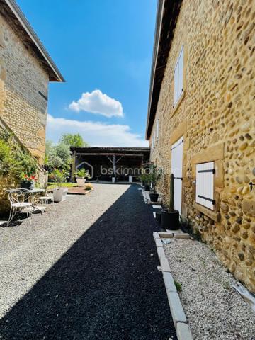 Découvrez ce mas en pierre des années 1900, un véritable bijou de 550 m² dont 350 ont été rénové est niché dans un écrin de verdure de 6900 m².
Située dans un cadre calme et paisible, cette propriété allie charme et robustesse. Les murs en pierre, témoins d’un savoir-faire traditionnel, vous garantissent une solidité exceptionnelle et une isolation naturelle, idéale pour préserver la fraîcheur en été et la chaleur en hiver.

Ce mas offre un potentiel incroyable pour divers projets.

Que vous souhaitiez en faire une maison familiale spacieuse, un gîte accueillant ou même un espace de travail créatif, les possibilités sont infinies. Avec son vaste terrain, vous pourrez envisager des aménagements extérieurs tels qu’une piscine, des jardins paysagers ou des espaces de loisirs.