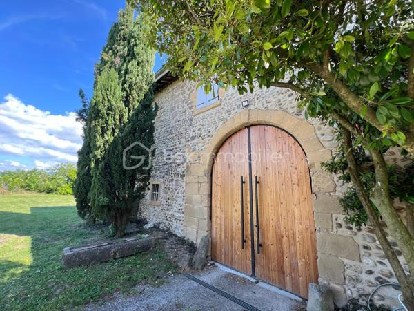 Découvrez ce mas en pierre des années 1900, un véritable bijou de 550 m² dont 350 ont été rénové est niché dans un écrin de verdure de 6900 m².
Située dans un cadre calme et paisible, cette propriété allie charme et robustesse. Les murs en pierre, témoins d’un savoir-faire traditionnel, vous garantissent une solidité exceptionnelle et une isolation naturelle, idéale pour préserver la fraîcheur en été et la chaleur en hiver.

Ce mas offre un potentiel incroyable pour divers projets.

Que vous souhaitiez en faire une maison familiale spacieuse, un gîte accueillant ou même un espace de travail créatif, les possibilités sont infinies. Avec son vaste terrain, vous pourrez envisager des aménagements extérieurs tels qu’une piscine, des jardins paysagers ou des espaces de loisirs.