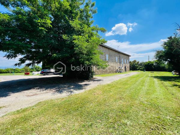 Découvrez ce mas en pierre des années 1900, un véritable bijou de 550 m² dont 350 ont été rénové est niché dans un écrin de verdure de 6900 m².
Située dans un cadre calme et paisible, cette propriété allie charme et robustesse. Les murs en pierre, témoins d’un savoir-faire traditionnel, vous garantissent une solidité exceptionnelle et une isolation naturelle, idéale pour préserver la fraîcheur en été et la chaleur en hiver.

Ce mas offre un potentiel incroyable pour divers projets.

Que vous souhaitiez en faire une maison familiale spacieuse, un gîte accueillant ou même un espace de travail créatif, les possibilités sont infinies. Avec son vaste terrain, vous pourrez envisager des aménagements extérieurs tels qu’une piscine, des jardins paysagers ou des espaces de loisirs.