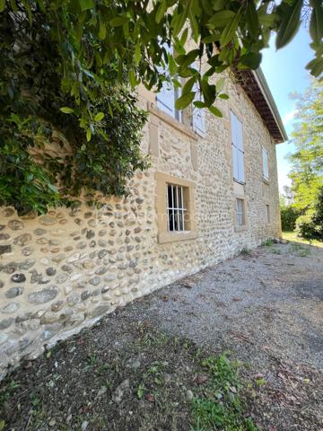 Découvrez ce mas en pierre des années 1900, un véritable bijou de 550 m² dont 350 ont été rénové est niché dans un écrin de verdure de 6900 m².
Située dans un cadre calme et paisible, cette propriété allie charme et robustesse. Les murs en pierre, témoins d’un savoir-faire traditionnel, vous garantissent une solidité exceptionnelle et une isolation naturelle, idéale pour préserver la fraîcheur en été et la chaleur en hiver.

Ce mas offre un potentiel incroyable pour divers projets.

Que vous souhaitiez en faire une maison familiale spacieuse, un gîte accueillant ou même un espace de travail créatif, les possibilités sont infinies. Avec son vaste terrain, vous pourrez envisager des aménagements extérieurs tels qu’une piscine, des jardins paysagers ou des espaces de loisirs.