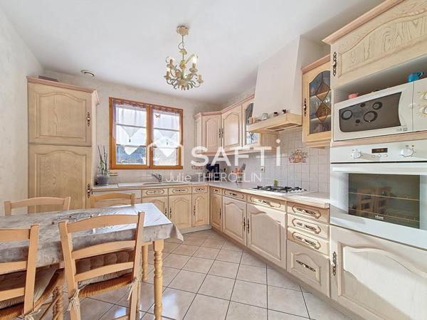 Localisation idéale, maison familiale et un spacieux terrain !