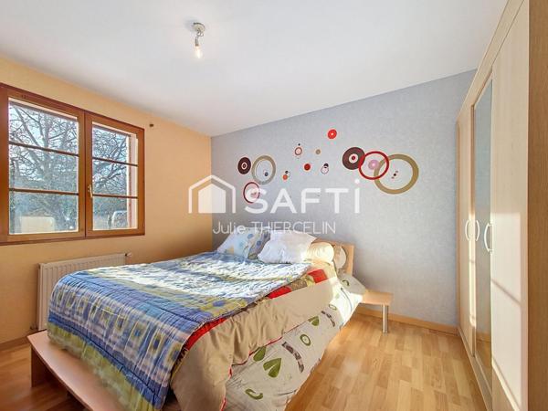 Localisation idéale, maison familiale et un spacieux terrain !