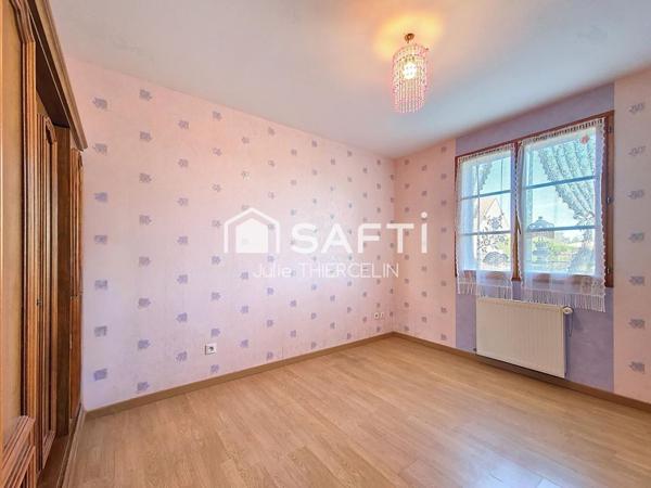 Localisation idéale, maison familiale et un spacieux terrain !