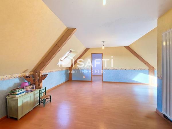 Localisation idéale, maison familiale et un spacieux terrain !