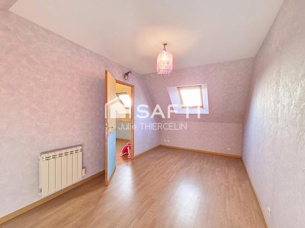 Localisation idéale, maison familiale et un spacieux terrain !