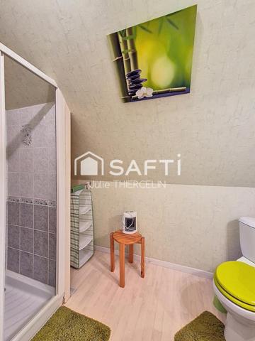 Localisation idéale, maison familiale et un spacieux terrain !