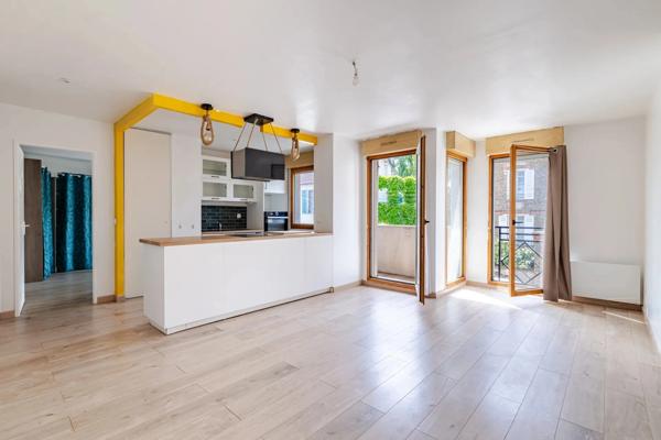 Premier achat ou investissement locatif : un T2 bien placé, avec balcon et parking, à deux pas du centre-ville et de la gare de Brétigny-sur-Orge.