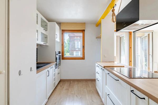 Premier achat ou investissement locatif : un T2 bien placé, avec balcon et parking, à deux pas du centre-ville et de la gare de Brétigny-sur-Orge.