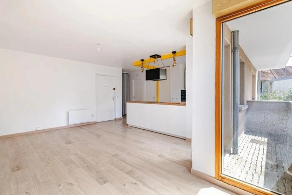 Premier achat ou investissement locatif : un T2 bien placé, avec balcon et parking, à deux pas du centre-ville et de la gare de Brétigny-sur-Orge.