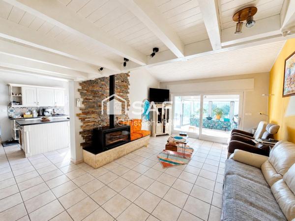 FLOTTES - PROPRIÉTÉ AVEC VUE EXCEPTIONNELLE - 2 HABITATIONS - PISCINE - PANNEAUX SOLAIRES