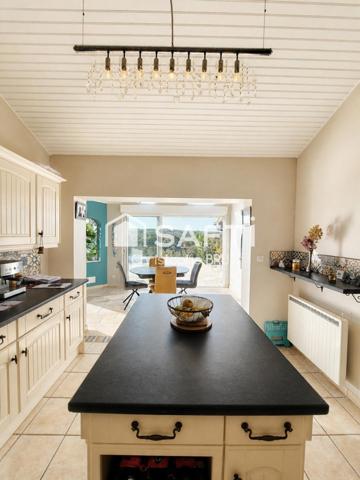FLOTTES - PROPRIÉTÉ AVEC VUE EXCEPTIONNELLE - 2 HABITATIONS - PISCINE - PANNEAUX SOLAIRES