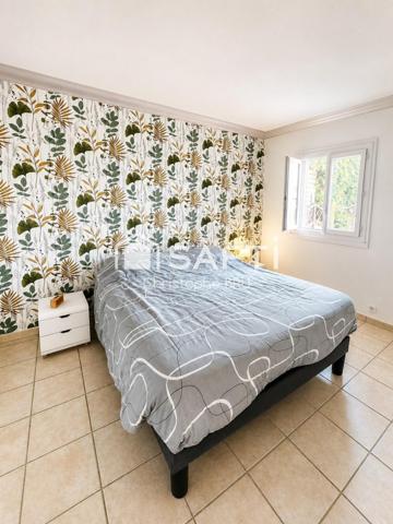 FLOTTES - PROPRIÉTÉ AVEC VUE EXCEPTIONNELLE - 2 HABITATIONS - PISCINE - PANNEAUX SOLAIRES