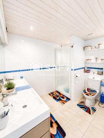 FLOTTES - PROPRIÉTÉ AVEC VUE EXCEPTIONNELLE - 2 HABITATIONS - PISCINE - PANNEAUX SOLAIRES