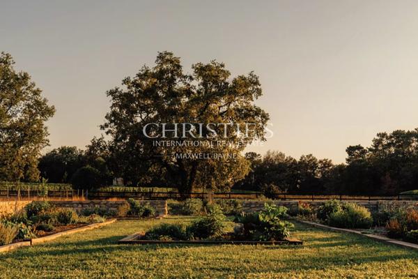 Magnifique propriété du XVIIIe siècle sur environ 12 hectares