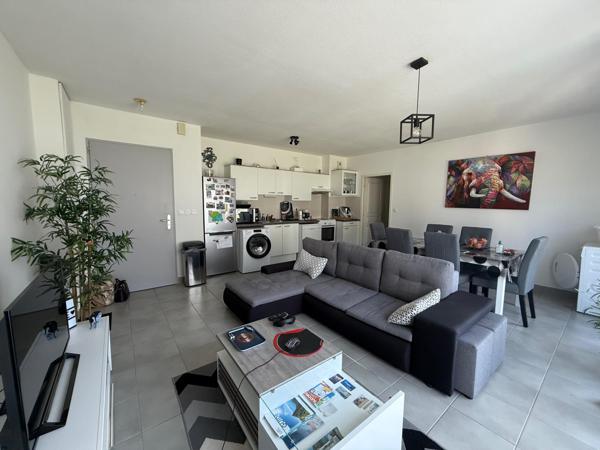 Face aux montagnes, au calme et baigné de lumière : votre futur chez-vous vous attend.