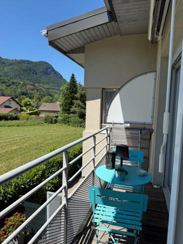 Face aux montagnes, au calme et baigné de lumière : votre futur chez-vous vous attend.