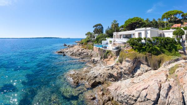 Villa d’exception pieds dans l’eau avec ponton privé