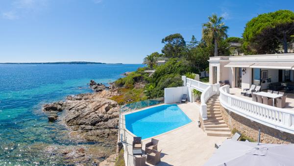 Villa d’exception pieds dans l’eau avec ponton privé
