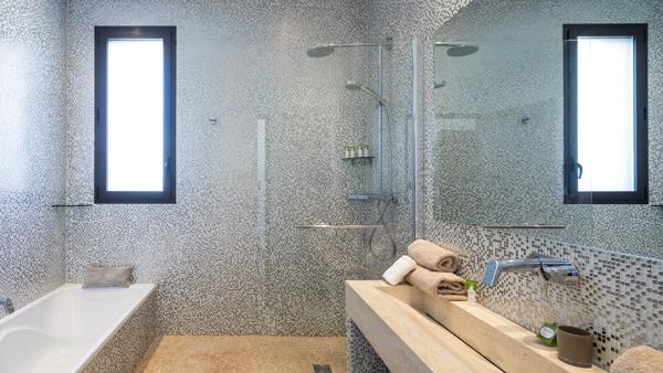 Villa d’exception pieds dans l’eau avec ponton privé