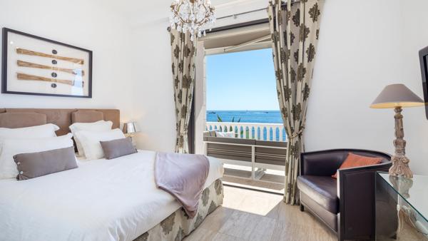 Villa d’exception pieds dans l’eau avec ponton privé