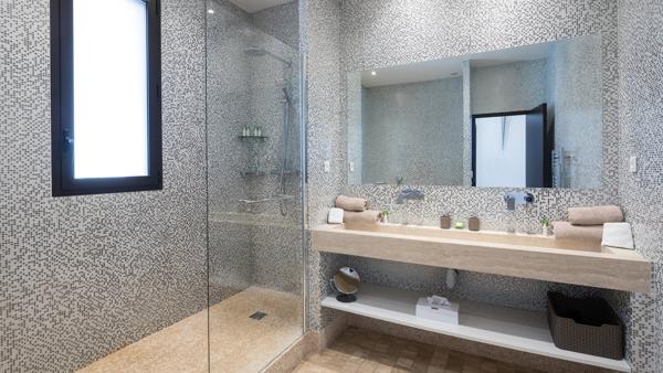 Villa d’exception pieds dans l’eau avec ponton privé