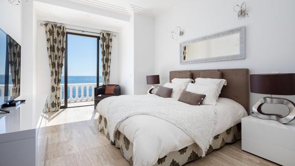 Villa d’exception pieds dans l’eau avec ponton privé