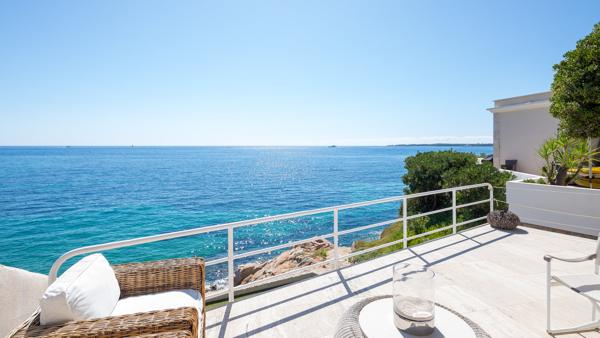 Villa d’exception pieds dans l’eau avec ponton privé
