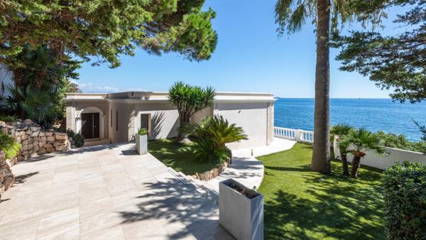Villa d’exception pieds dans l’eau avec ponton privé