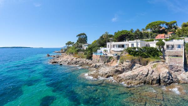Villa d’exception pieds dans l’eau avec ponton privé