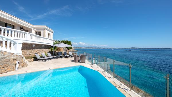 Villa d’exception pieds dans l’eau avec ponton privé