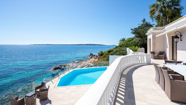 Villa d’exception pieds dans l’eau avec ponton privé