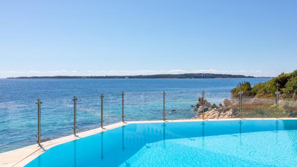 Villa d’exception pieds dans l’eau avec ponton privé