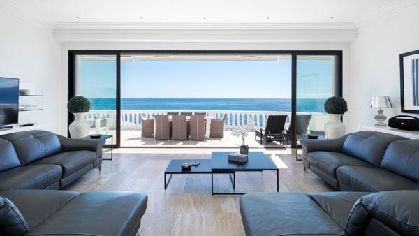 Villa d’exception pieds dans l’eau avec ponton privé