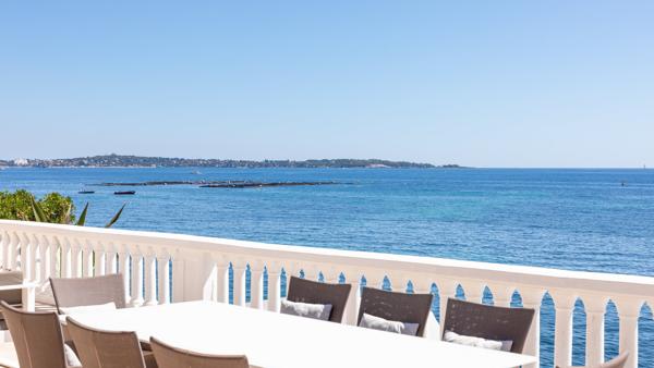 Villa d’exception pieds dans l’eau avec ponton privé
