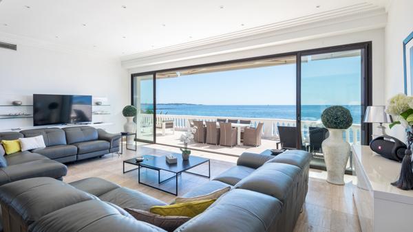 Villa d’exception pieds dans l’eau avec ponton privé