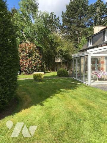 Maison d'habitation comprenant au rez-de-chaussée : véranda, séjour, cuisine, arrière-cuisine, ...