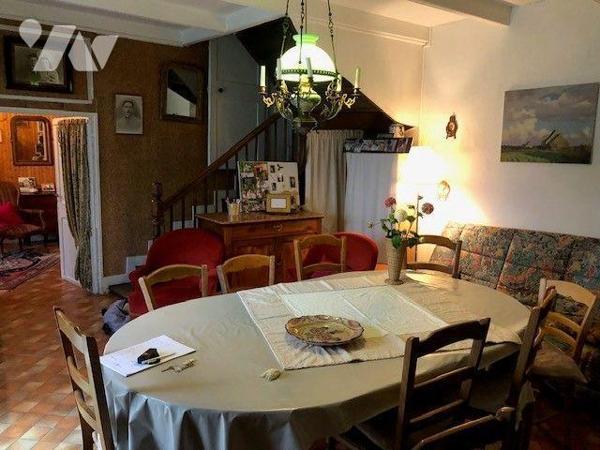 Maison d'habitation comprenant au rez-de-chaussée : véranda, séjour, cuisine, arrière-cuisine, ...