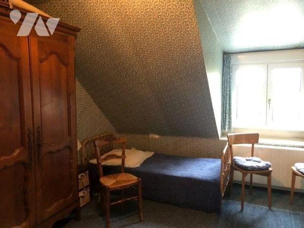 Maison d'habitation comprenant au rez-de-chaussée : véranda, séjour, cuisine, arrière-cuisine, ...