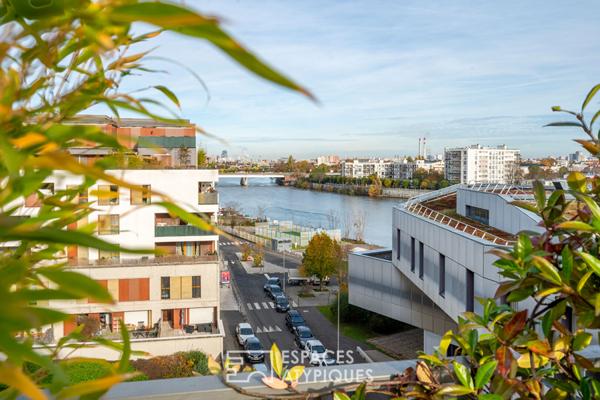 Appartement en dernier étage avec terrasse face à la Seine
