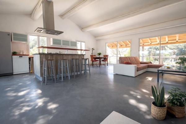 Vers-Pont-du-Gard (30210) Villa rare avec acces privatif au Gardon