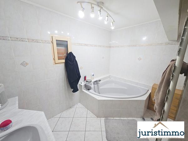 Travaillan (84850) Rare à TRAVAILLAN – Propriété de caractère sur 2000 m² avec habitation principale, deux T2 indépendants, ateli