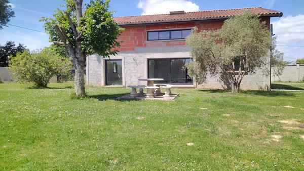 Rare - Maison T6 de 217 m² avec jardin arboré de 2 500 m² et piscine. LAUNAC (31)