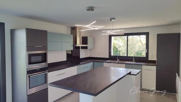 Rare - Maison T6 de 217 m² avec jardin arboré de 2 500 m² et piscine. LAUNAC (31)